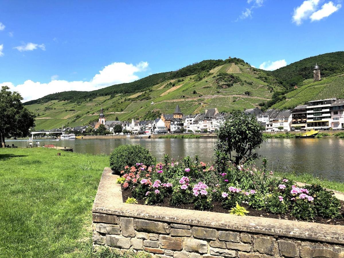 Ferienhaus Moselpromenade ツェル・アン・デル・モーゼル エクステリア 写真